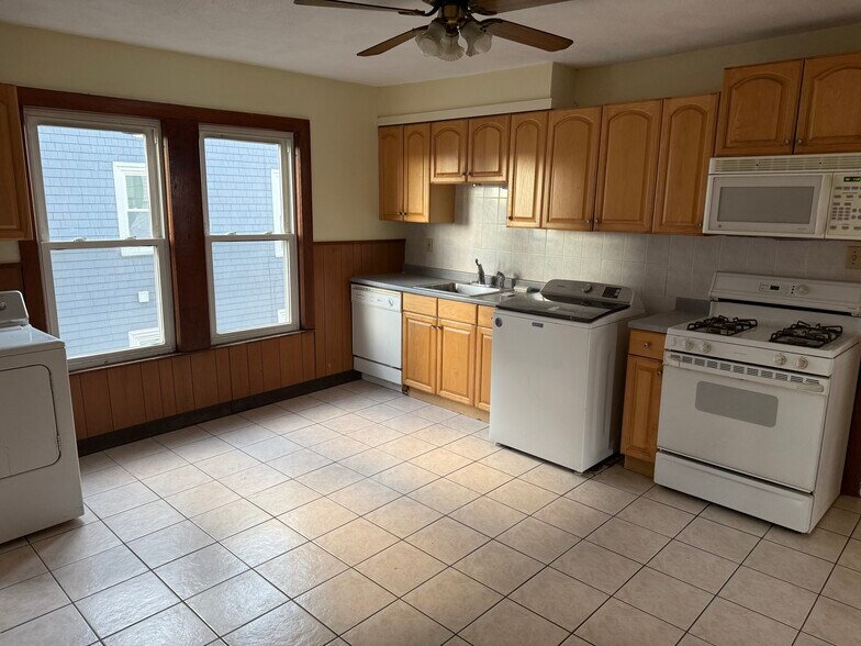 Building Photo - 592 Salem St