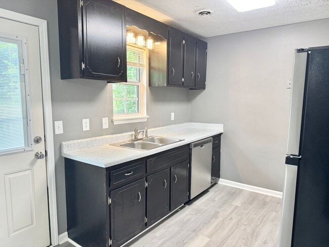 Building Photo - Three Bedroom Close to Ft. Campbell