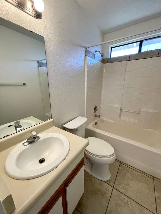 Building Photo - Nice 2 Bedroom Home with Large Yard and Ca...