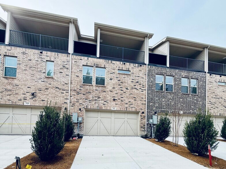 Building Photo - 7925 Bayside Dr