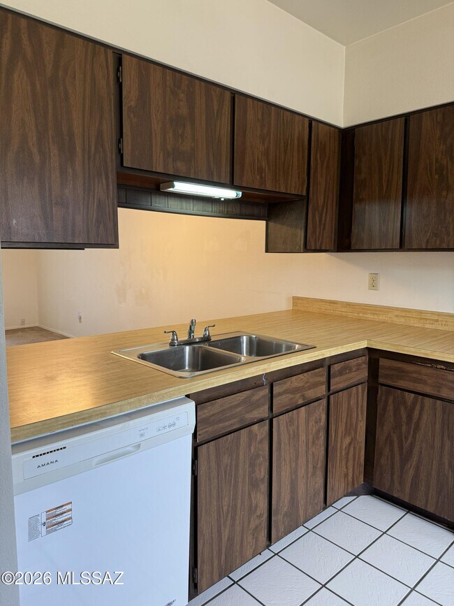 Building Photo - 964 S Pantano Rd
