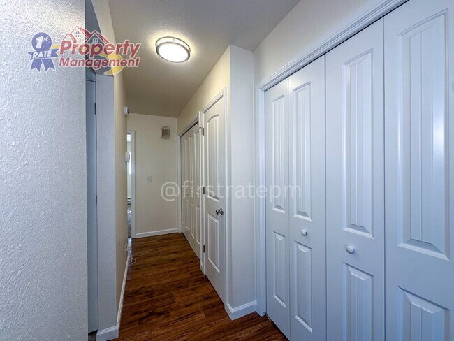 Building Photo - 1826 N Crestmont Dr