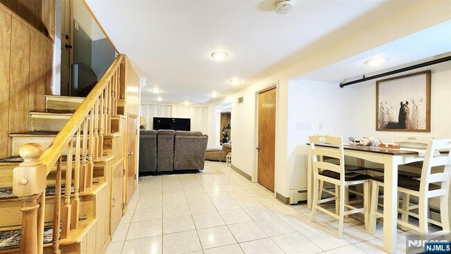 Building Photo - 11 Banta Ave