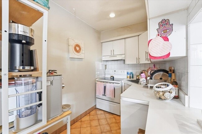 Building Photo - 1614 Union Turnpike