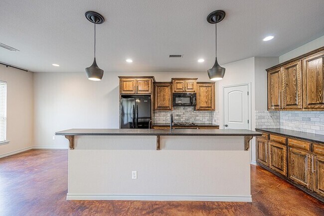 Building Photo - 3 bed 2 bath home with 2 car garage!