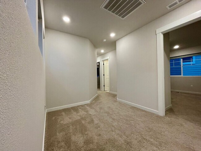 Building Photo - 18406 SW Buckhorn Dr