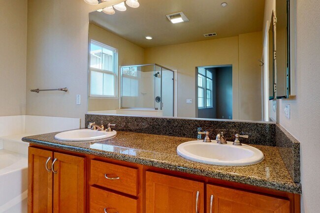 Building Photo - Town House Near Downtown Pleasanton  3 Bed...