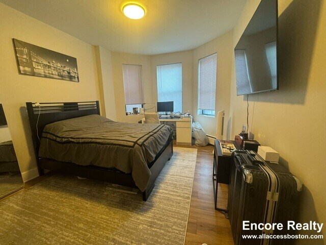 Building Photo - 843 Beacon St