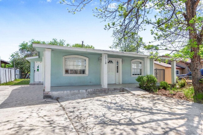 Building Photo - "Charming 2-Bed Duplex Retreat with Full Bath on Commercial Avenue – 842 Sq Ft of Cozy Living in ...