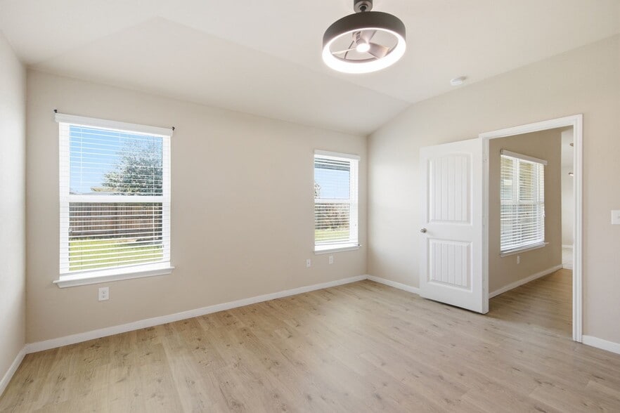 Building Photo - 5813 Roderick Dr