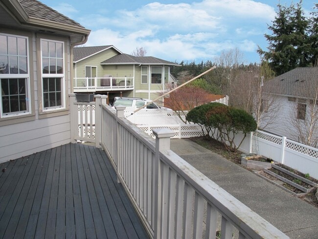Building Photo - ***PENDING APPLICATIONS***4BD/3BA Home wit...