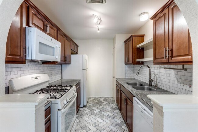 Building Photo - 1121 Peggotty Pl