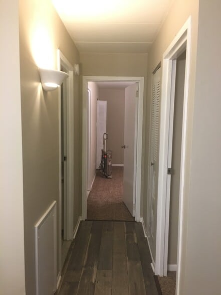 Hallway - 57003 Delaire Landing Rd