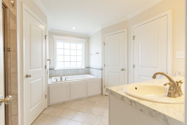 Building Photo - Beautiful 3-Bedroom Home with Modern Finishes and Outdoor Living in Nelson Hill NEAR the pond