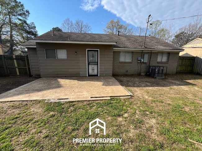 Building Photo - Spacious 3BR Home in 38118 | Hardwood Floors, Formal Dining & Large Fenced Yard