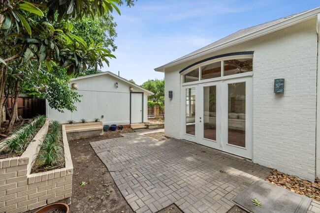 Building Photo - CHARMING 3-BEDROOM IN THE HEART OF ALAMO HEIGHTS