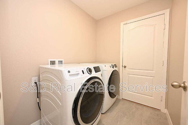 Building Photo - 1563 Swan Lake Cir