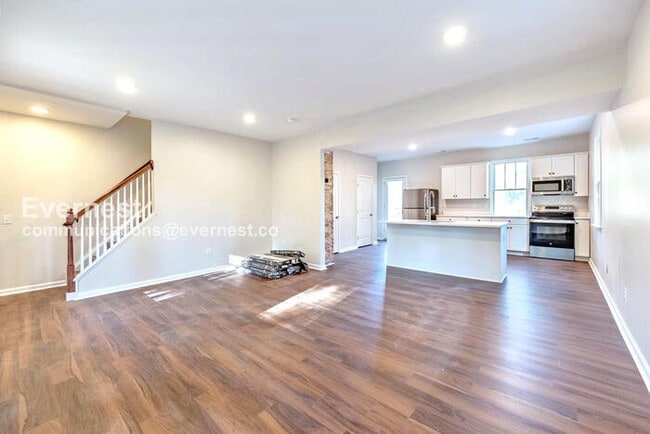 Building Photo - 115 Pine St