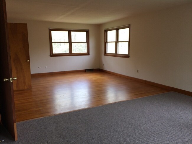 Building Photo - 115 Montague Rd