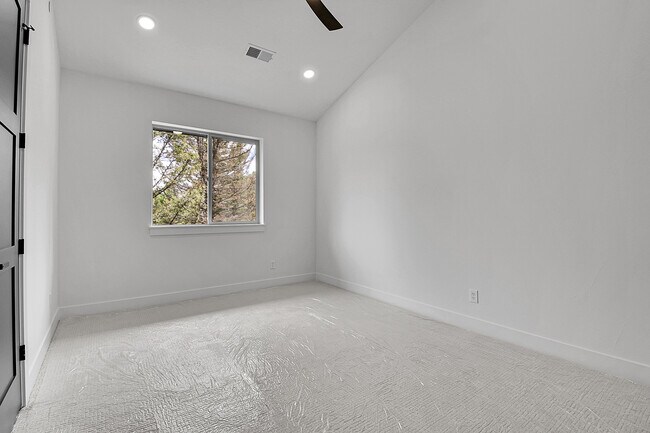 Building Photo - 28229 Juniper Dr