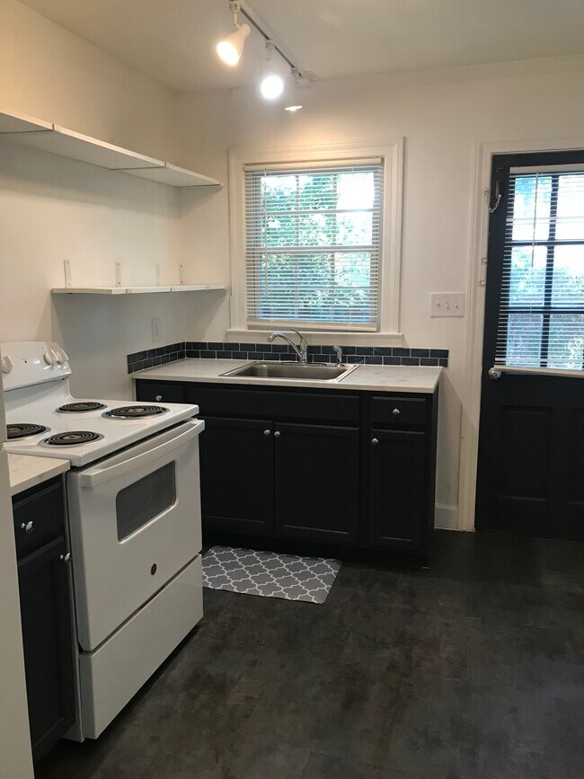 Building Photo - 587 7th St