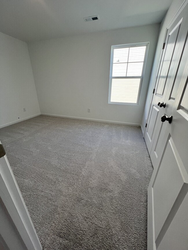 Building Photo - 1025 Red Finch Wy