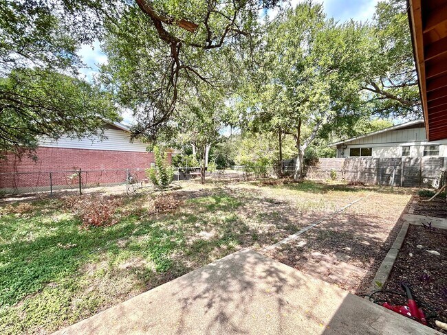Building Photo - 3 Bed, 2 Bath Home – Fully Equipped & Move...