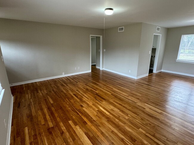 Building Photo - Stunning 3-Bedroom