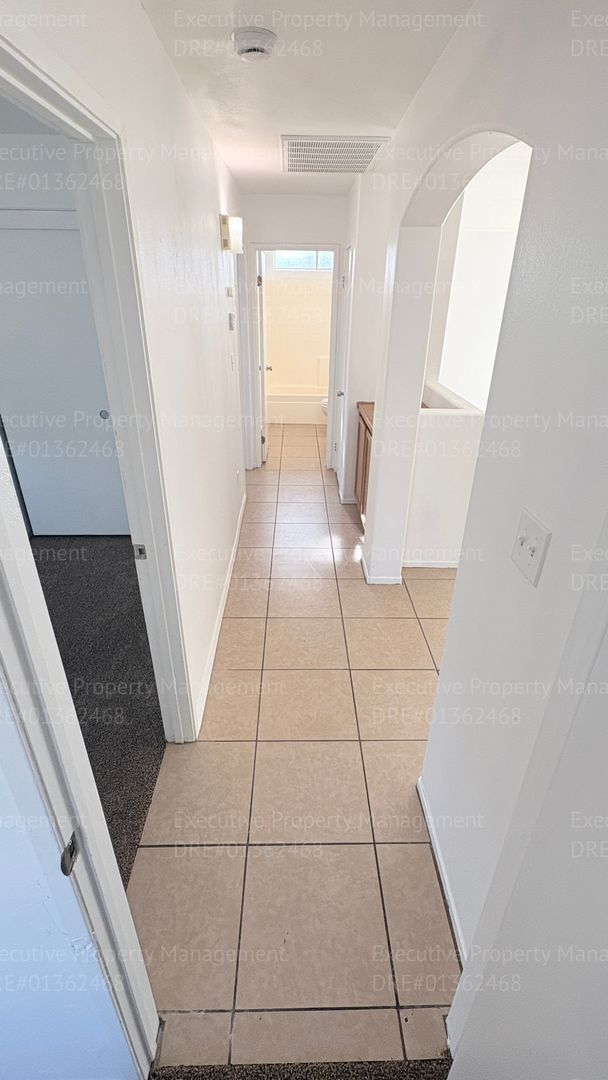 Building Photo - 4 bedroom 2 bathroom home located near S. H St/ Berkshire Rd