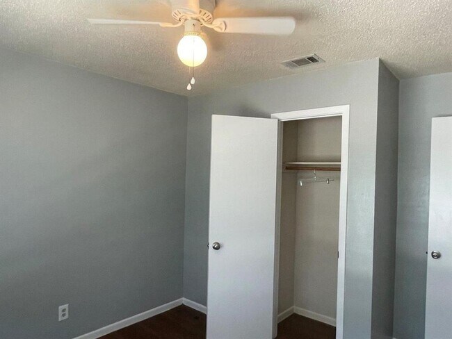 Building Photo - 309 E Grady Dr