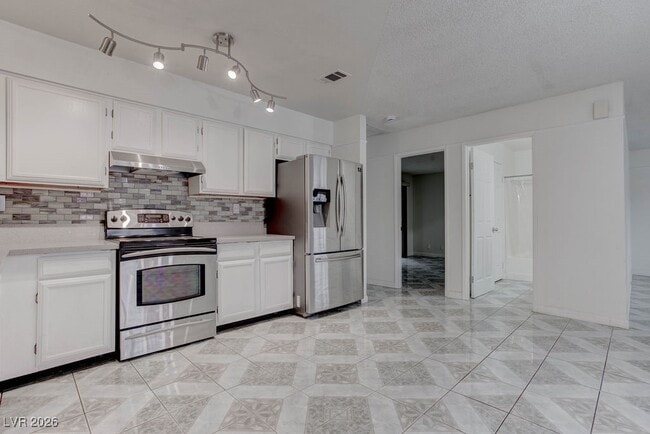 Building Photo - 808 Hedge Way