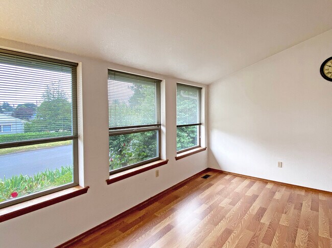 Building Photo - 835 S 76th St