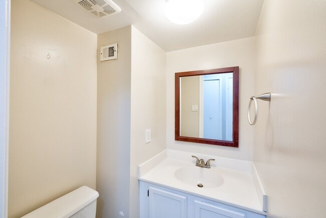 Building Photo - Charming Townhome Nestled in a Private Cul-de-Sac, Ready mid-August