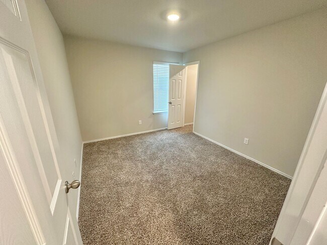 Building Photo - AVAILABLE NOW!