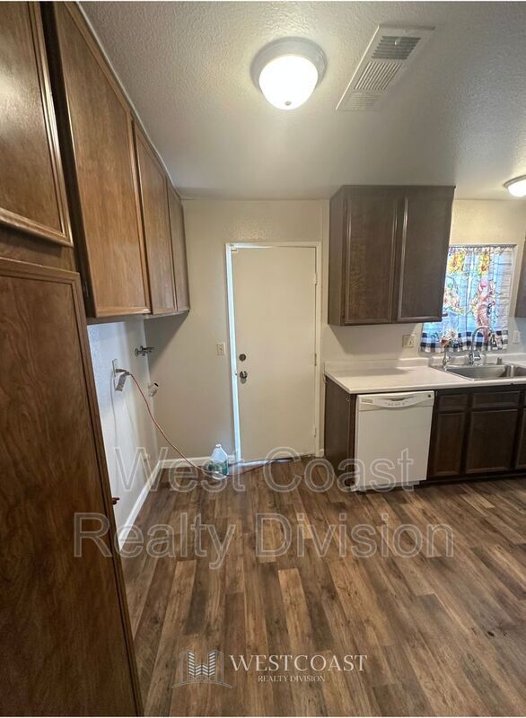 Building Photo - 627 Solano Dr