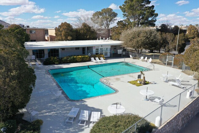 Building Photo - Beautiful 2-bedroom, 1-bathroom townhouse located in the vibrant city of El Paso