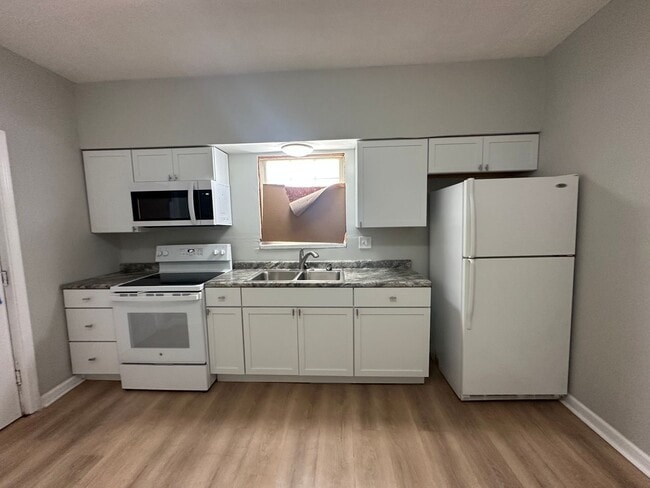 Building Photo - BEAUTIFUL NEWLY RENOVATED  3 BEDROOM HOUSE...