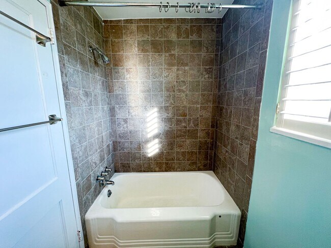 Building Photo - Sun-filled 1 Bed 1 Bath Condo With Garage ...