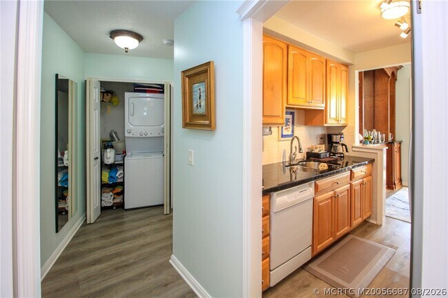 Building Photo - 150 SE Four Winds Dr