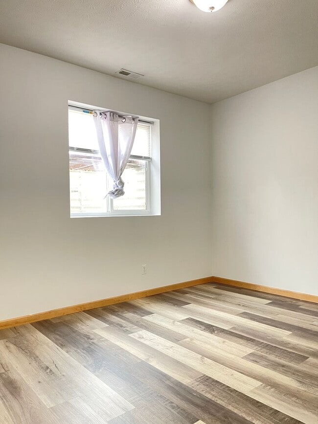 Building Photo - Move-in Special offer!!! Stunning 5 bedroo...