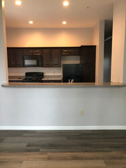 Building Photo - 437 W 6th St