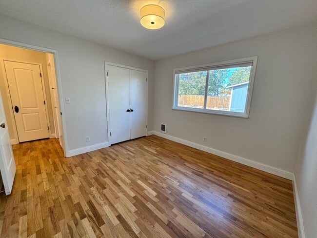 Building Photo - FOR RENT: UNFURNISHED: - Super Sweet Cottage style home in Midtown Bend.