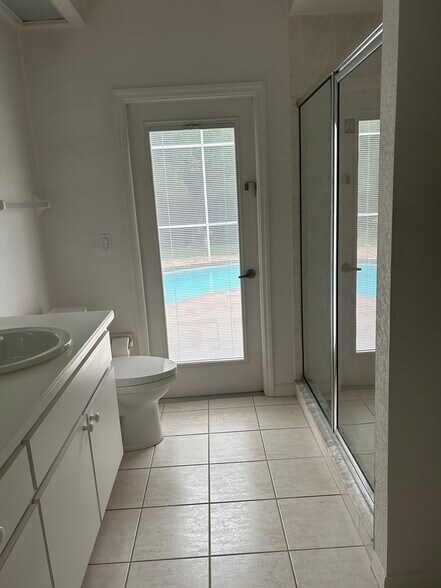 Private bath - 4 Poppy Ct