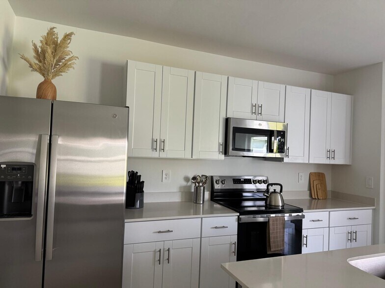 Building Photo - 7111 Weeping Pine Dr