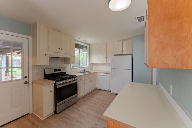 Building Photo - Cozy 3BD/2BA Brick Home in Vibrant Northea...