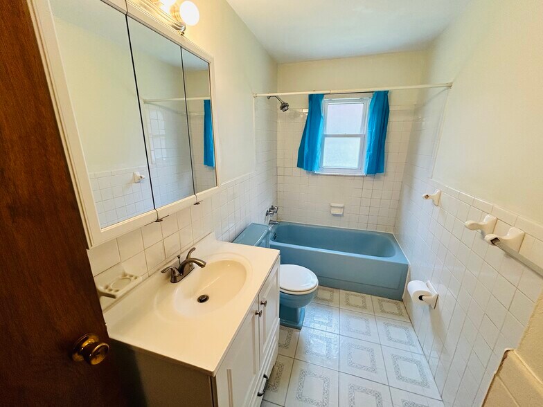 Bathroom - 3131 Hassler St