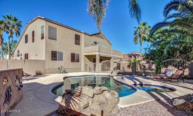 Building Photo - 2021 E Desert Inn Dr