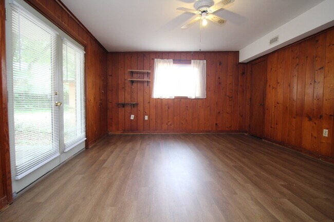 Building Photo - 3BR Home Near Belvedere Park with Bonus Flex Space, Garage & Convenient Access to Shopping, Schoo...