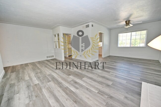 Building Photo - 5568 N Millbrook Ave