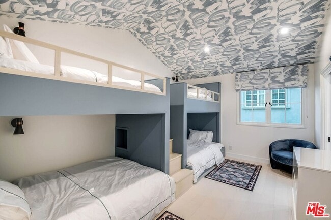 Building Photo - 1445 Vía Cresta